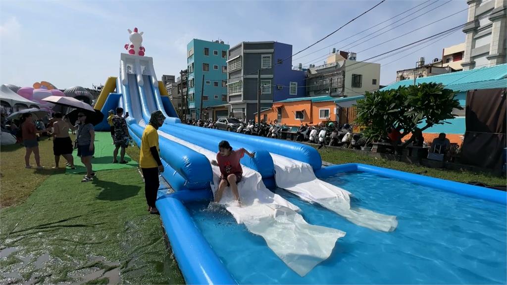 高雄旗津氣墊水樂園登場 4座大型戲水設施打造消暑勝地