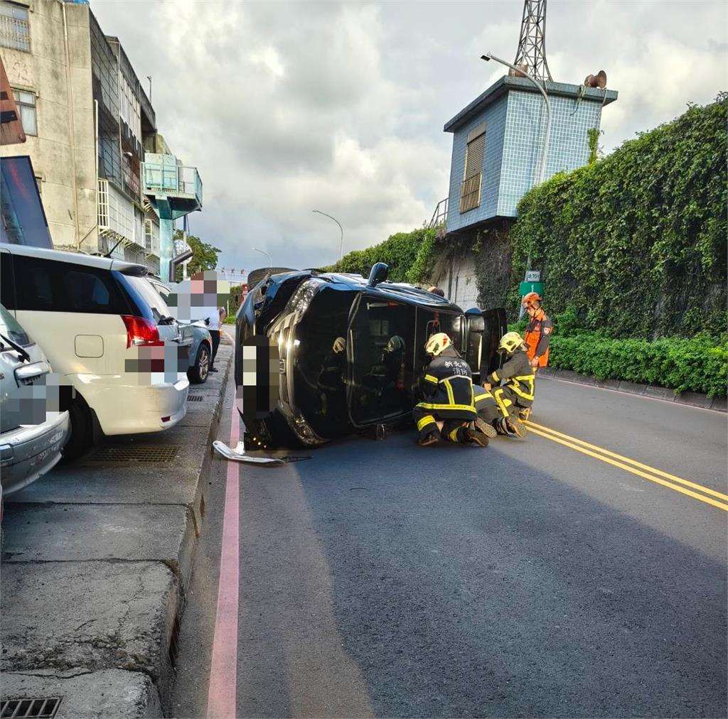 快新聞/新莊小客車失控翻覆 波及3