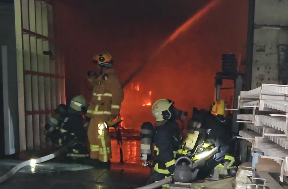 鐵皮電鍍烤漆廠大火! 窗戶竄出火舌、傳爆炸聲響