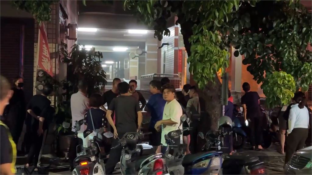 起口角！婦深夜家中「點燃衣物」　消防急灌救疏散８１人、幸無傷亡