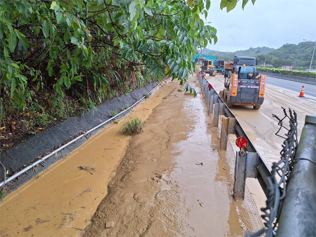 快新聞/整復需700萬!國1南下基隆路段邊坡滑落 基隆綠民代一同會勘
