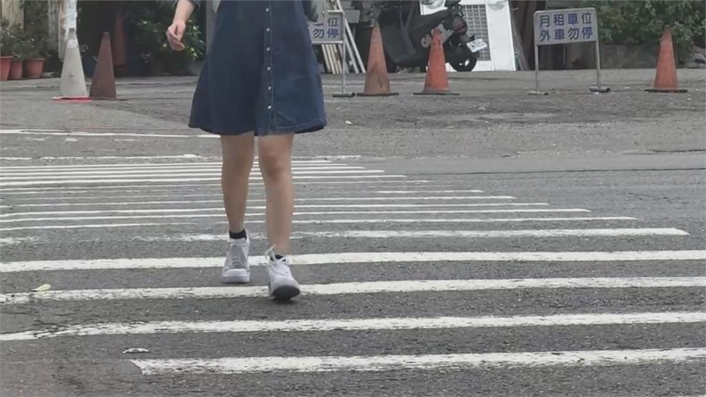 農曆七月還沒到!高雄紅衣女闖紅燈 下秒「這舉動」嚇壞駕駛