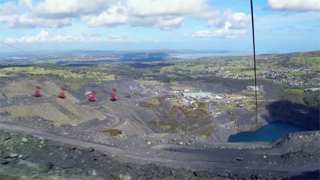 時速160公里俯衝而下！　英國85歲嬤挑戰世界最快飛索