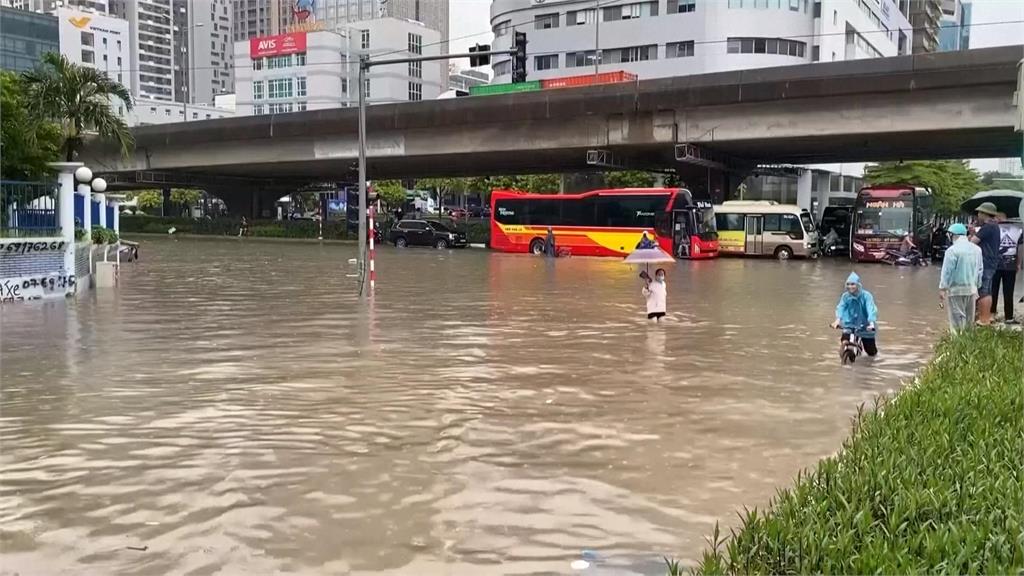 颱風麥德姆襲越南 河內「水淹到大腿」 民眾:沒遇過淹這麼慘