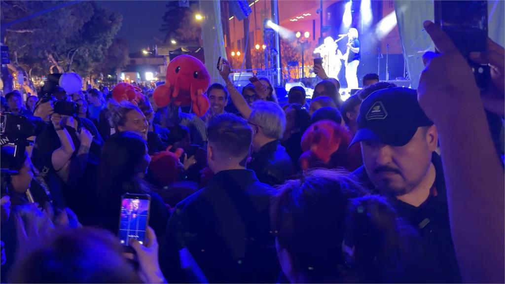 黃仁勳逛GTC夜市　在台灣攤位吃「涼麵」曝「臉上有道疤」