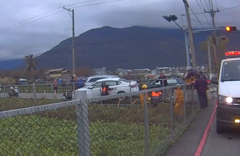 搶快惹禍!花蓮兩車路口撞上 波及對向2機車1休旅車