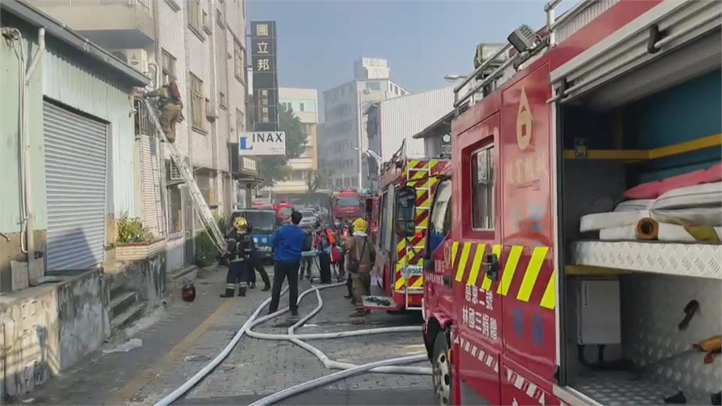 5樓住宅竄出濃煙　民眾受困消防急搶救