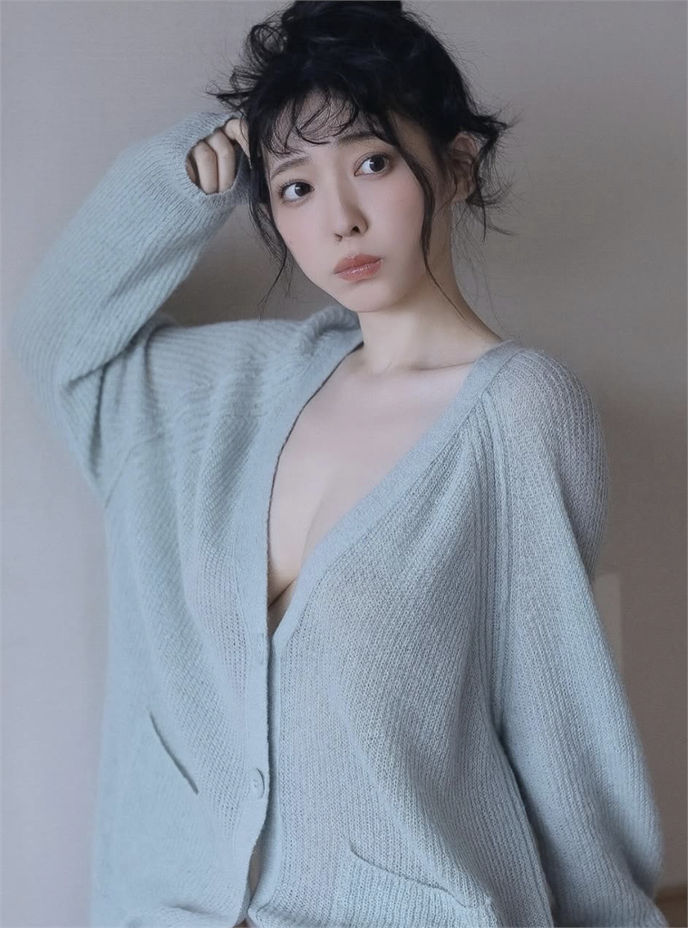 套裝包不住名品身材！男學生狂盯凍未條　清純女師轉戰暗黑界爆紅