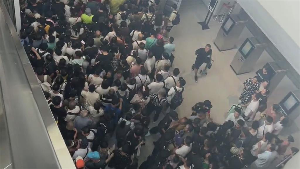 清明收假人潮多！中國杭州車站現「人壓人」險釀踩踏事件　乘客破門自救疏散