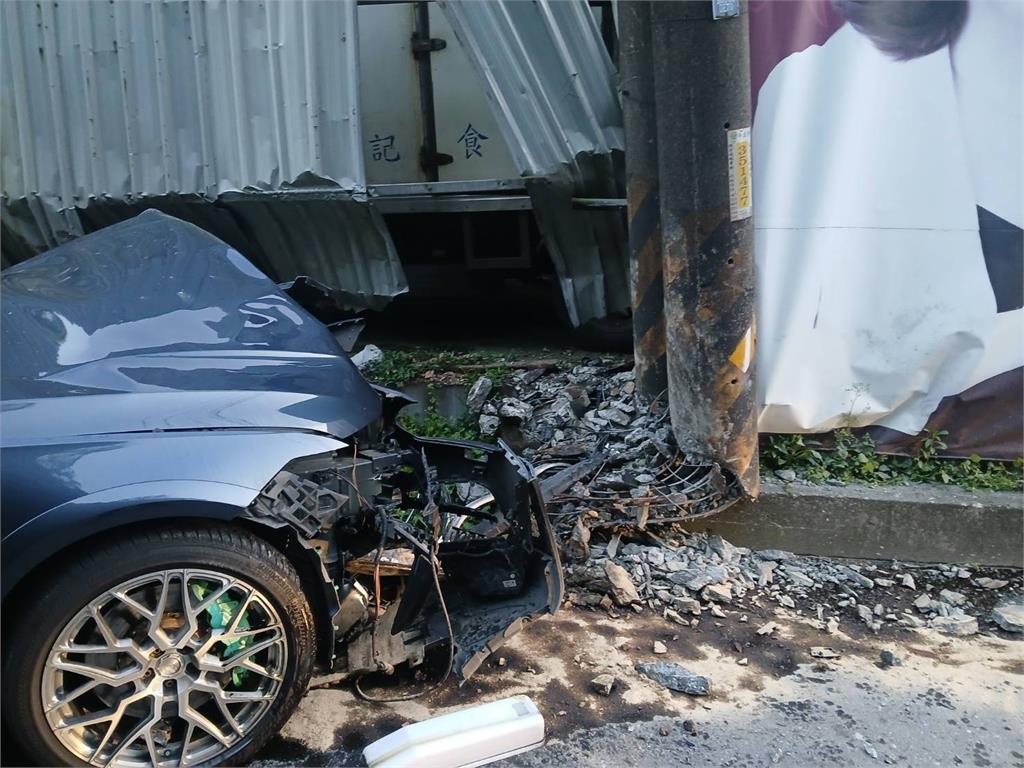 快新聞／碰！新北男駕駛精神恍惚「直撞電線桿」　車頭毀損畫面曝光