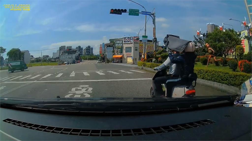 天熱出奇招!宜蘭機車後座乘客持不明物遮陽 警方回應了