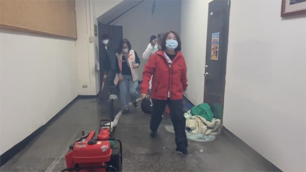 污水系統無法容納！　衛福部屏東醫院倒灌災情慘重