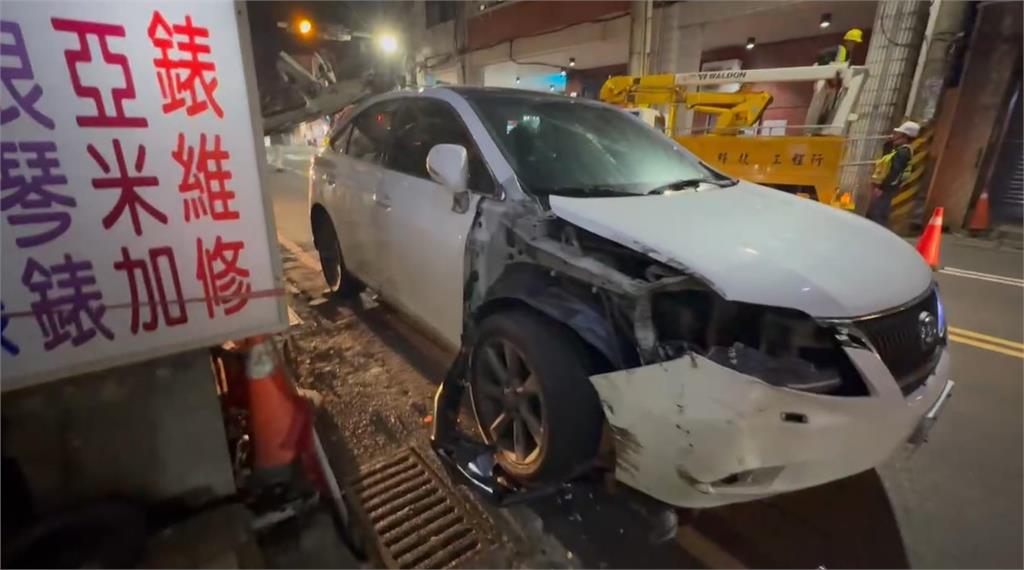 快新聞/疑車速過快!基隆休旅車撞倒路燈 滿目瘡痍畫面曝光