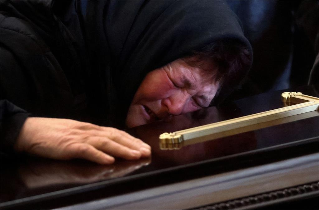 戰火無情！烏克蘭軍葬場面哀戚「家人趴棺痛哭」烏人緊擁國旗