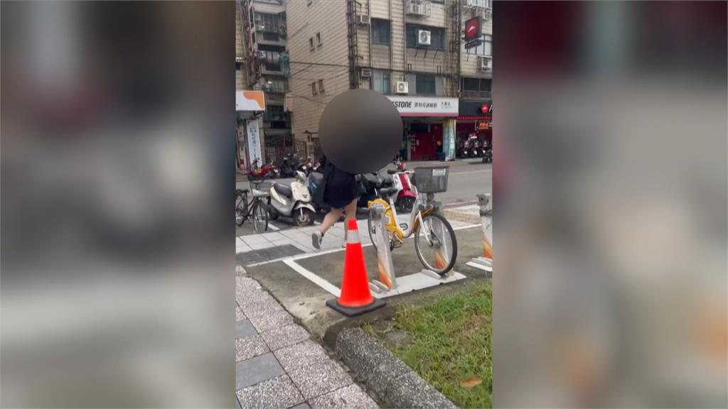 詭異女子大把鈔票塞「陌生人輪胎下」 網友驚呼:詐騙集團收水手?