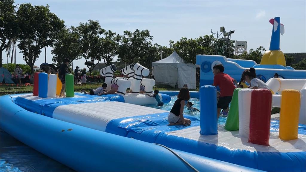高雄旗津氣墊水樂園登場 4座大型戲水設施打造消暑勝地