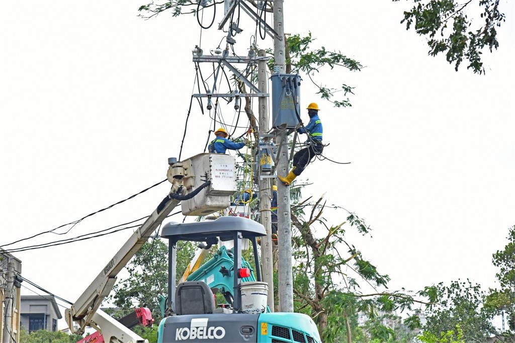 快新聞/丹娜絲重創!卓榮泰南下視察嘉義市 感謝台電同仁全力搶修