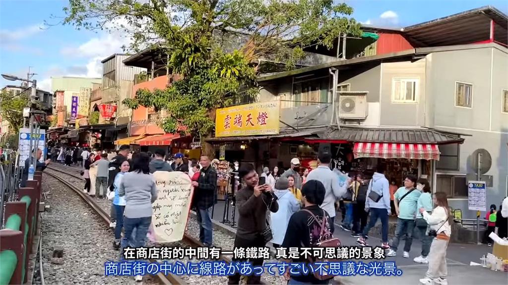 難得一見!遊台灣初訪十分老街驚見「特殊景象」 櫻花妹喊:不可思議
