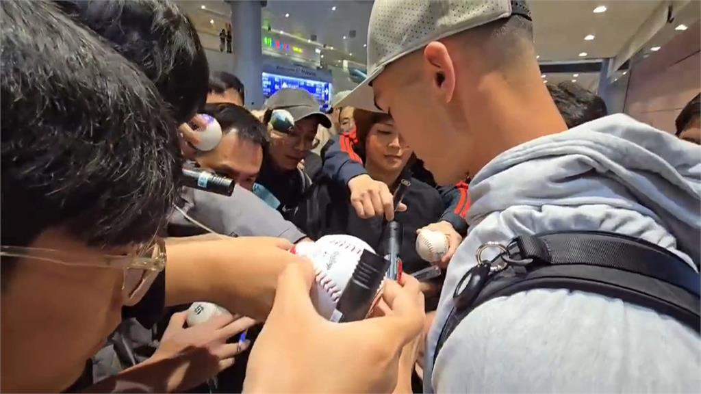 遺憾不能和「他」拚經典賽　費仔抵台歸隊喊：要去吃鼎泰豐