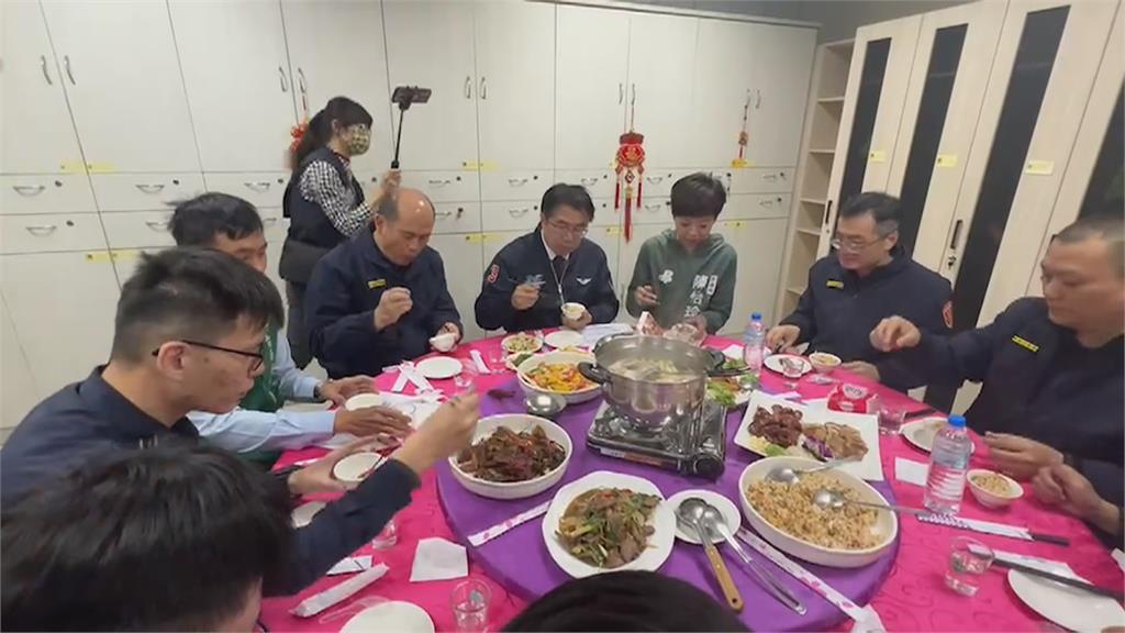 台南員警春節堅守岡位！　市長黃偉哲提前圍爐慰勞