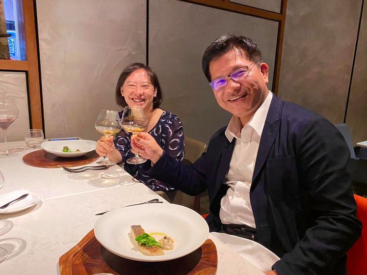 夫妻同台!廖婉如分享兩人首次見面 林佳龍頂著捲髮短褲配拖鞋