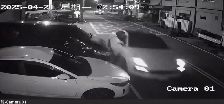 喝爛醉一次撞兩車 肇事駕駛想開溜遭攔