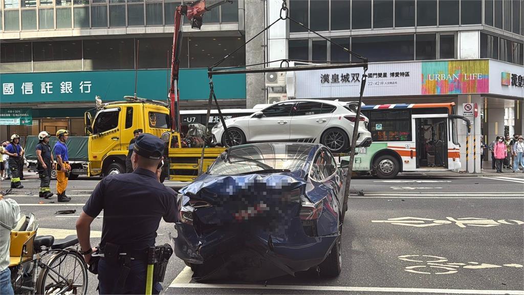 獨家/最新!北市重慶南路一段轎車突暴衝 狂撞4車至少8人受傷