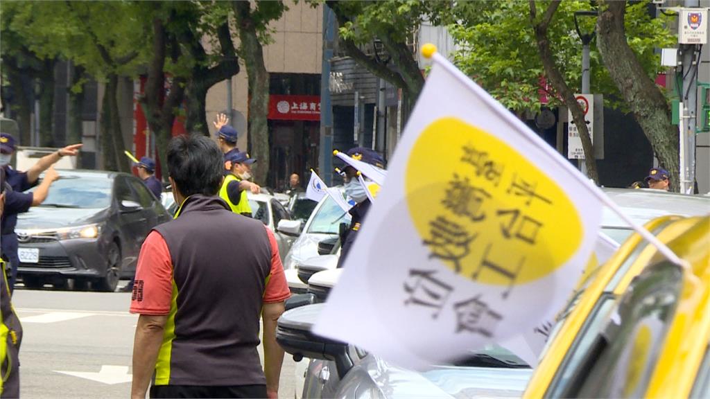 松機接駁喊卡 450輛多元計程車包圍交通部!要求徹查否則「紮營」抗議