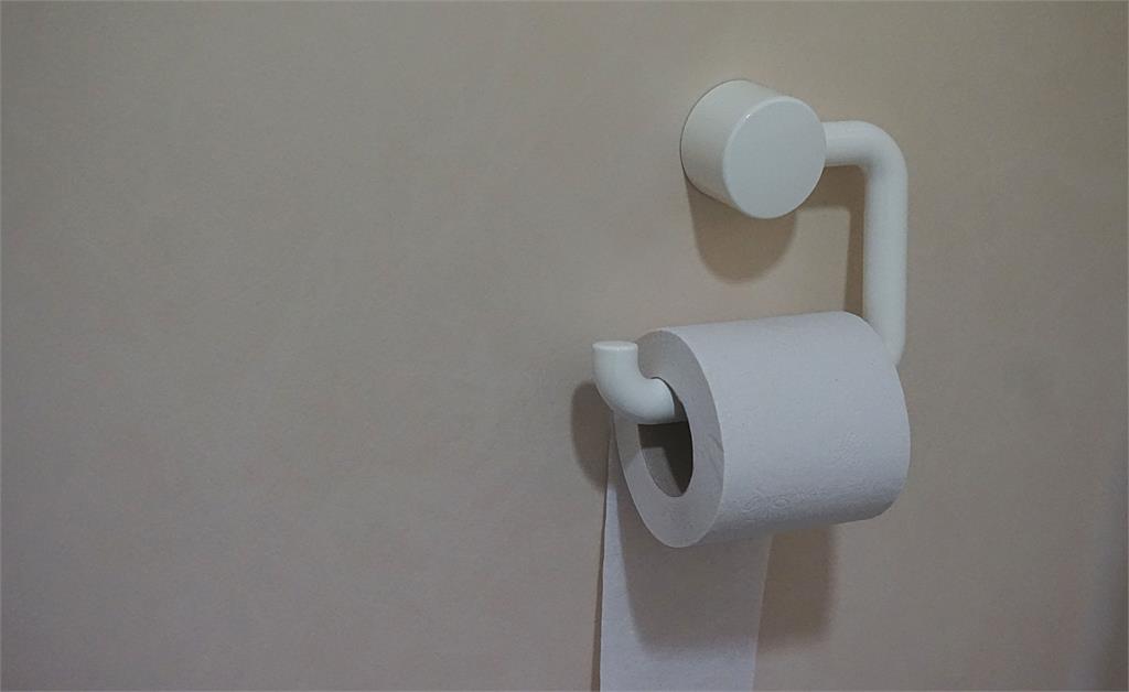 婆家為省水不沖馬桶!一掀開「滿滿黃褐色水」 她當場乾嘔:無法接受