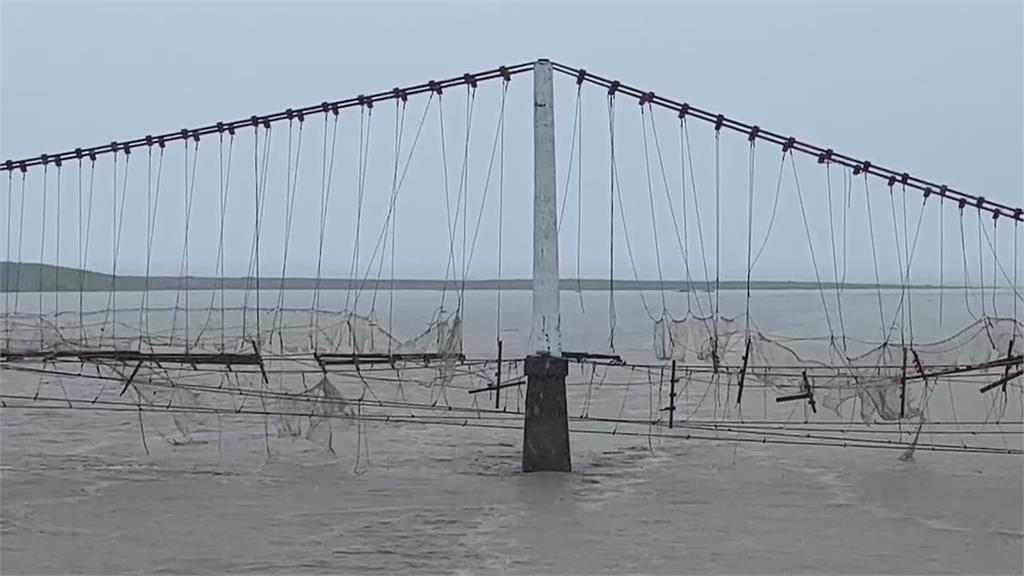 滿州鄉驟雨快又急 港口村路面滾滾泥流