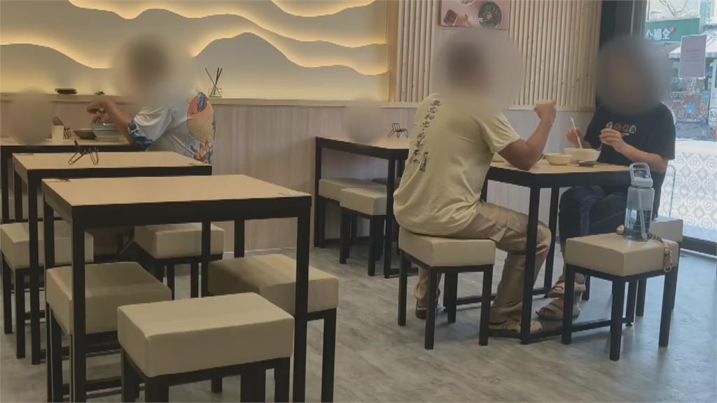 粥品連鎖店驚見蟑螂　民眾險吃下肚！衛生局查出缺失