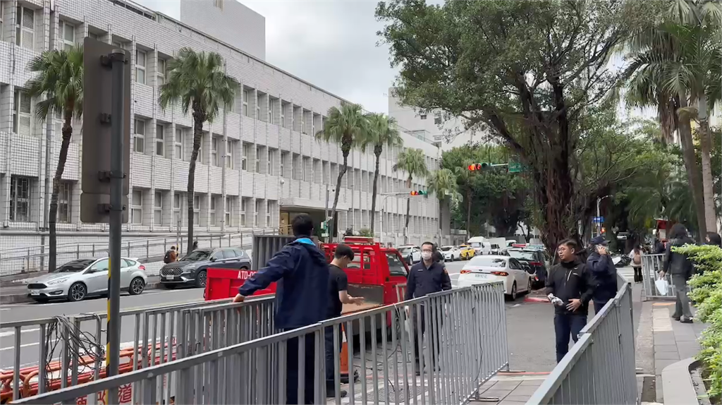 快新聞/柯文哲案今起訴!警方防衝突發生 北檢前架3層拒馬並加派警力