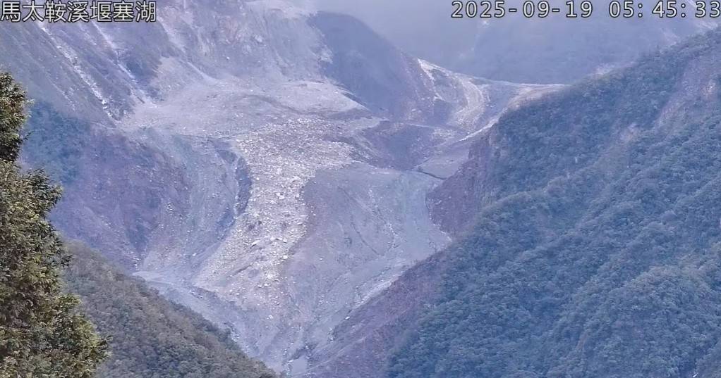 快新聞／前後對比驚人！天然壩體被洪流切削成「V型」　馬太鞍溪堰塞湖影像曝