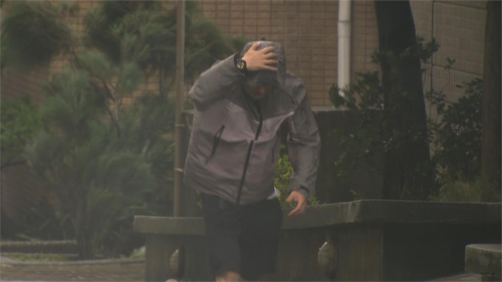 陽明山風強雨驟! 10級陣風狂吹 文大學生手勾手倒著走 寸步難行一身濕