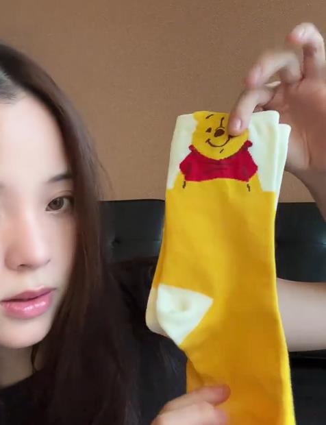 才遭傳註銷國籍…歐陽娜娜拿「中國禁忌1物」狂踩腳底!網嚇爛:辱華?