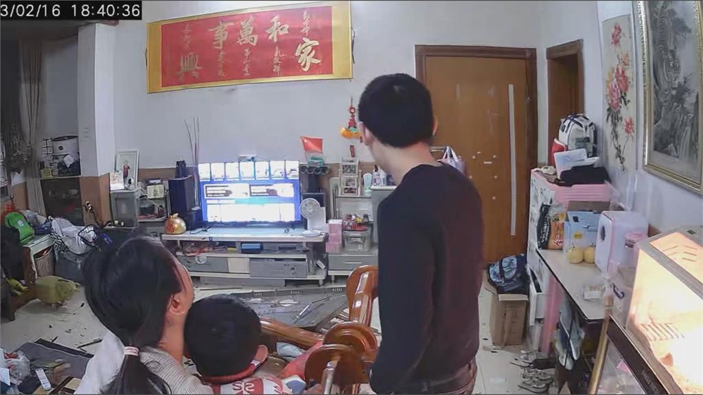 驚險瞬間!中國男童看電視險遭吊燈砸傷 1動作躲過死神嚇壞全網