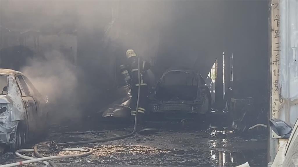 高雄汽車保養廠驚傳大火　廠內汽車被燒到「只剩骨架」