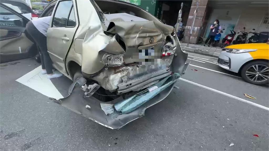 基隆國光客運撞3車! 「轎車成夾心凹陷」2人受傷送醫