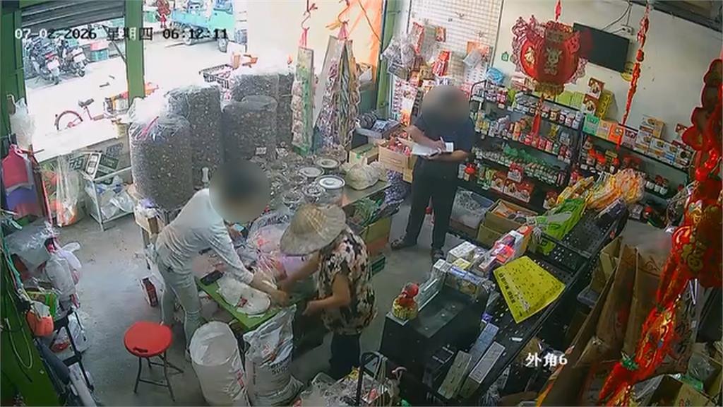監視器全都錄！枋寮男佯裝攀談大膽撿走千元鈔