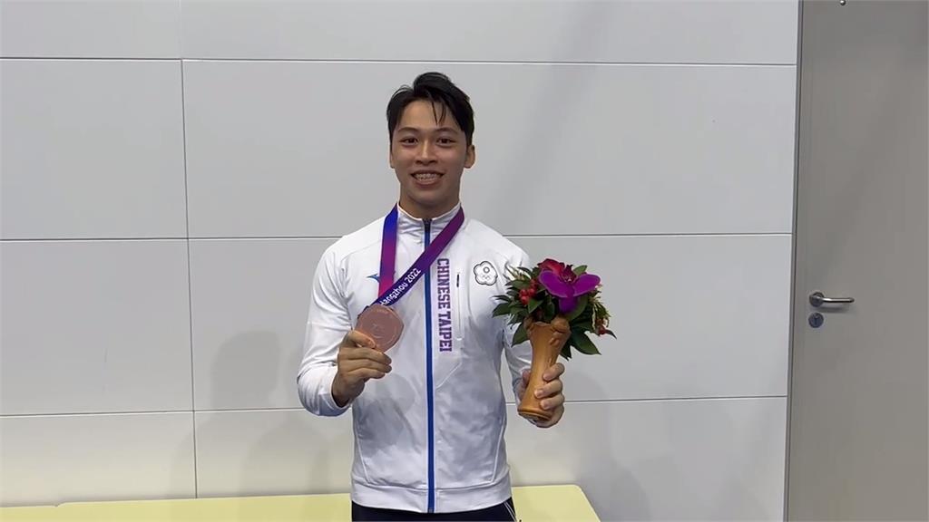 鞍馬王子李智凱完美落地　台灣體操男團亞運首奪牌