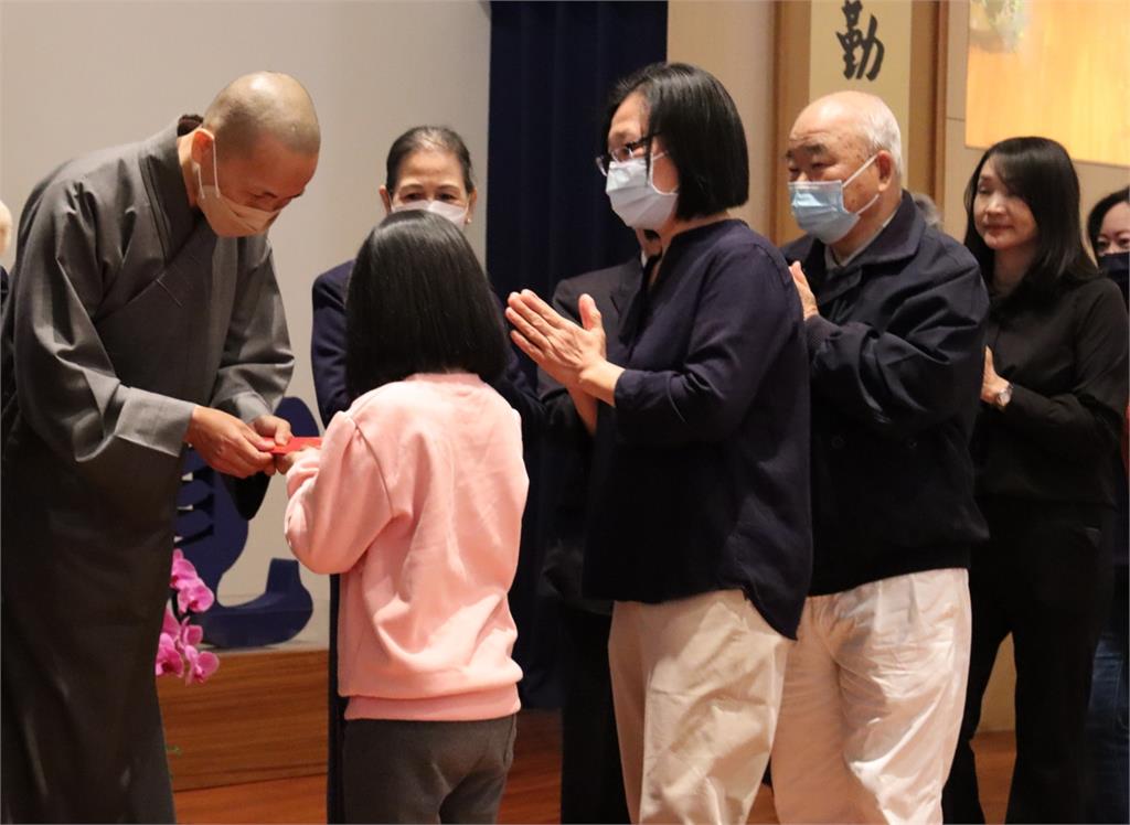 新泰歲末祝福聚善緣 點亮心燈傳愛暖人間