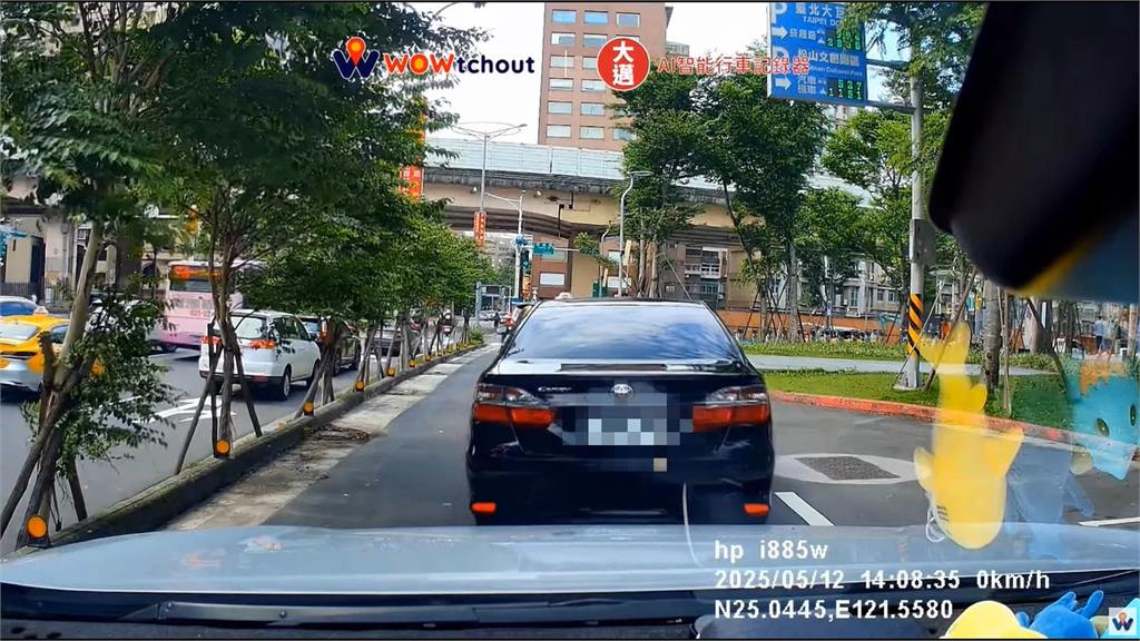 救護車鳴笛! 前方轎車為等行人通過「進對兩難」