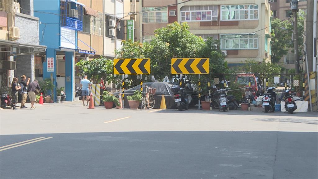 不滿道路遭圍籬阻隔成私人停車場　苦苓痛批「怠慢」！高市府：產權複雜