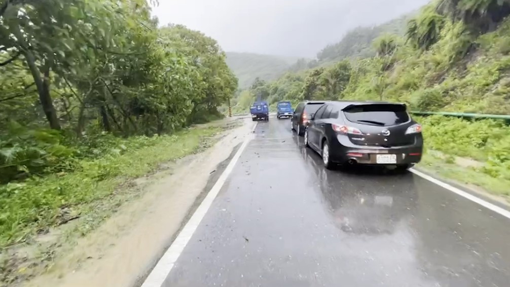 快新聞／用路人請注意！強風豪雨狂炸屏東　「省道台26線土石滑落」