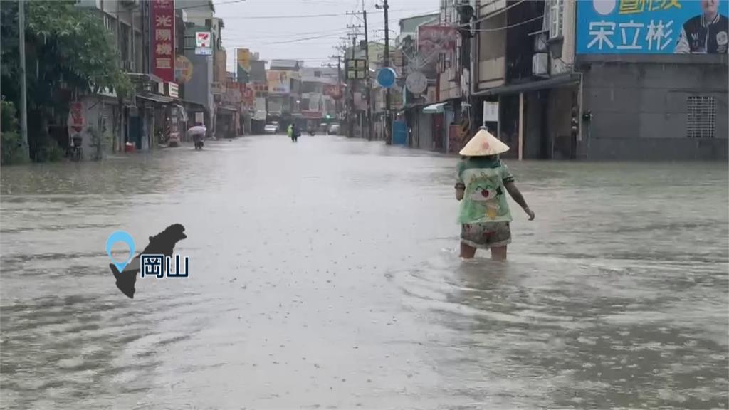雨炸高雄！岡山嘉興路水淹及腰　興隆街6人一度受困農舍