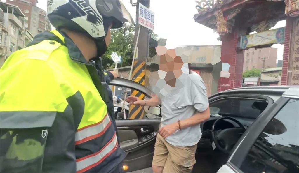 68歲翁遲緩狂抖上駕駛座「倒車差點GG」!警方抓到「犯1事觸法」下場曝光