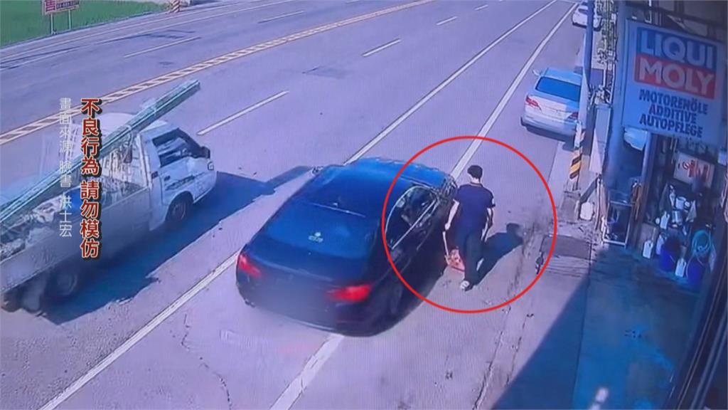 畚斗救了一命！時速破百超車　疾速掃斷男子手中畚斗