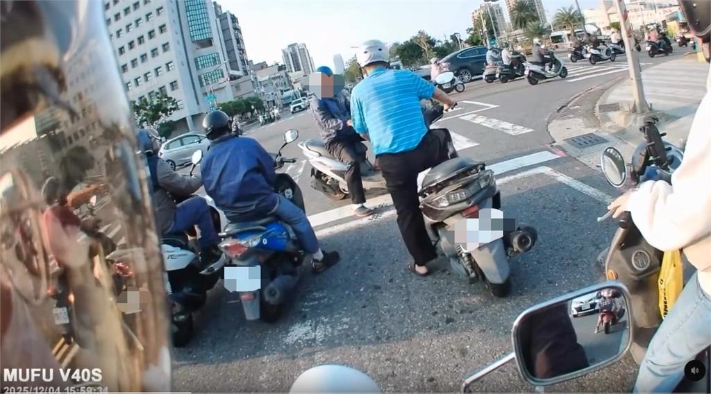 騎士闖紅燈亂丟菸蒂遭喝斥撿起 網友大讚「正義超人」