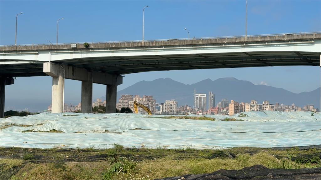 二重疏洪道堤防被偷放廢棄物 議員突襲驚見單車殘骸
