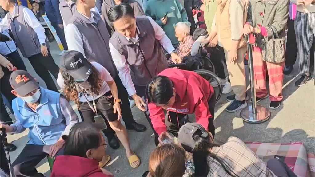 賴醫師上線! 武廟主委突嘔吐噴濺.屏東婦昏倒 總統急關切